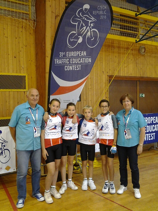 Léna de la côte d’Azur, Capucine de Champagne-Ardenne, Léandre de Champagne-Ardenne et Corentin d’Aquitaine entourés par leurs coachs Jacky et Marie-France.