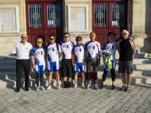 Les cyclotouristes chinois en compagnie du Président, Dominique Lamouller. 