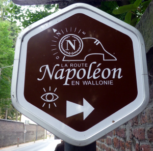 Un des panneaux qui jalonnent la Route Napoléon en Wallonie. © Georges Golse/FFCT