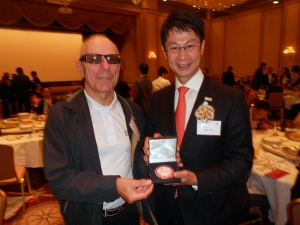 La médaille fédérale remise par le DTN au préfet de Hiroshima M. Hidehiko Yuzaki