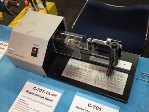 La C-701, une machine électrique avec plusieurs filières permettant de fileter les rayons à la bonne longueur quel que soit son épaisseur. Il existe un appareil manuel, mais il vaut mieux le réserver aux petites séries !