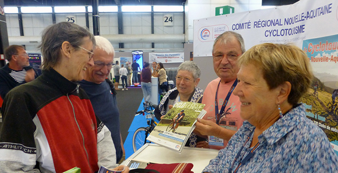 De gauche à droite : Elisabeth Picaut, Alain Minot, Claudette Métral accueillent les visiteurs